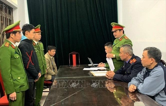 Cơ quan Công an thi hành lệnh bắt tạm giam bị can Hoàng Văn Sơn (người thứ 2 bên trái). Ảnh: TTXVN phát