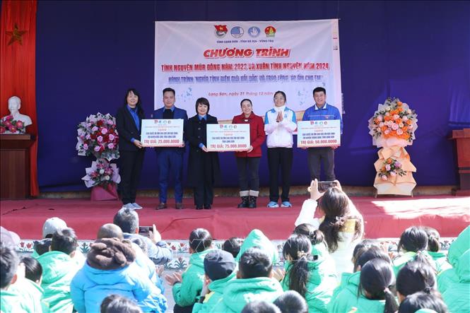 Đại diện lãnh đạo Tỉnh đoàn, Huyện đoàn Tràng Định, Huyện đoàn Bắc Sơn nhận biển tượng trưng “Áo ấm cho em” từ lãnh đạo Tỉnh đoàn Bà Rịa - Vũng Tàu tại Chương trình. Ảnh: Anh Tuấn – TTXVN