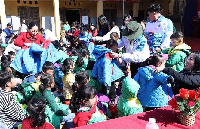 Lãnh đạo Tỉnh đoàn Lạng Sơn và Tỉnh đoàn Bà Rịa - Vũng Tàu trao áo ấm cho học sinh Trường PTDT Bán trú TH&THCS Tân Minh, huyện Tràng Định tại Chương trình. Ảnh: Anh Tuấn – TTXVN