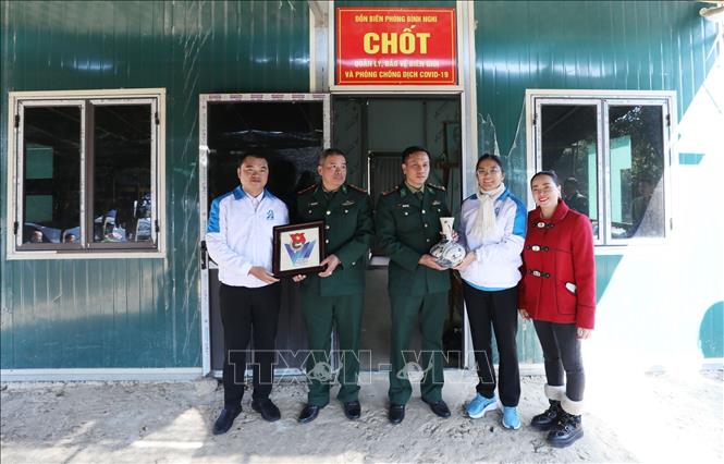Tỉnh đoàn Bà Rịa - Vũng Tàu tặng quà Chốt 07 - Đồn Biên phòng Bình Nghi đóng trên địa bàn huyện Tràng Định. Ảnh: Anh Tuấn – TTXVN