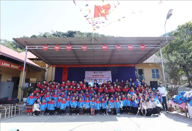 Tỉnh đoàn Lạng Sơn và Tỉnh đoàn Bà Rịa - Vũng Tàu chụp ảnh chung với học sinh Trường PTDT Bán trú TH&THCS Tân Minh, huyện Tràng Định tại Chương trình sau khi tặng Áo ấm cho em. Ảnh: Anh Tuấn – TTXVN