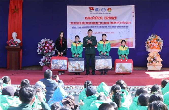 Đồn Biên phòng Bình Nghi tặng quà cho học sinh Trường PTDT Bán trú TH&THCS Tân Minh, huyện Tràng Định. Ảnh: Anh Tuấn – TTXVN