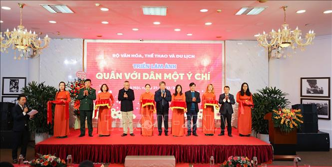 Đại biểu cắt băng khai mạc triển lãm. Ảnh: Thanh Tùng - TTXVN