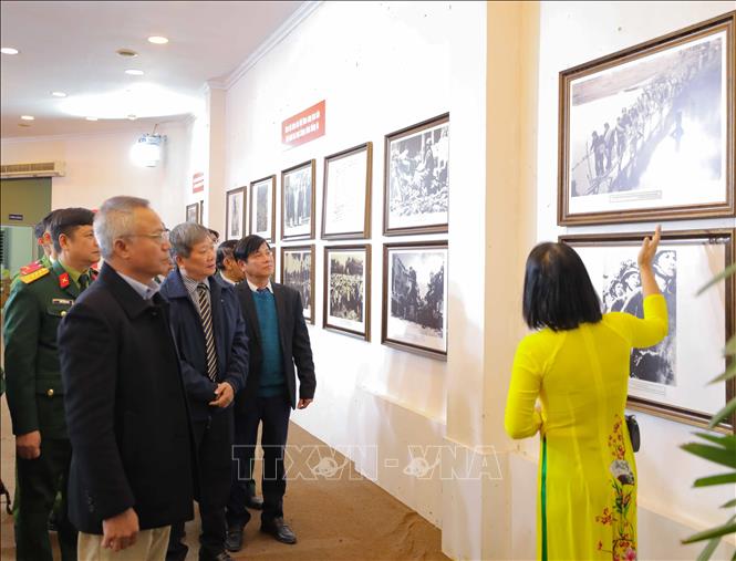 Đại biểu tham quan triển lãm. Ảnh: Thanh Tùng - TTXVN