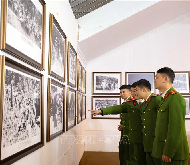 Triển lãm với những hình ảnh, tài liệu, hiện vật về quá trình xây dựng và phát triển của quân đội nhân dân Việt Nam. Ảnh: Thanh Tùng - TTXVN