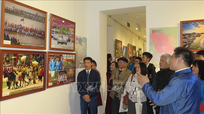 Visitors at the exhibition. VNA Photo: Tường Vi
