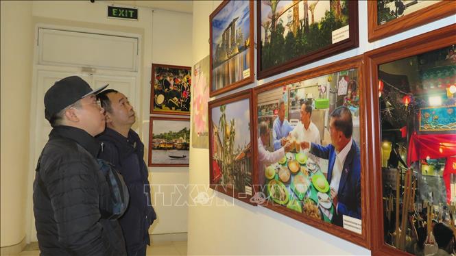 Visitors at the exhibition. VNA Photo: Tường Vi