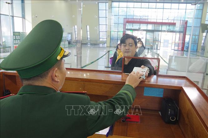 Lực lượng Bộ đội biên phòng Cửa khẩu quốc tế Hữu Nghị (Lạng Sơn) làm thủ tục nhập cảnh cho hành khách nước ngoài. Ảnh: Quang Duy – TTXVN