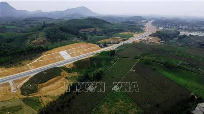 Một đoạn cao tốc uốn lượn qua các đồi chè của tỉnh Phú Thọ. Ảnh: Huy Hùng-TTXVN 