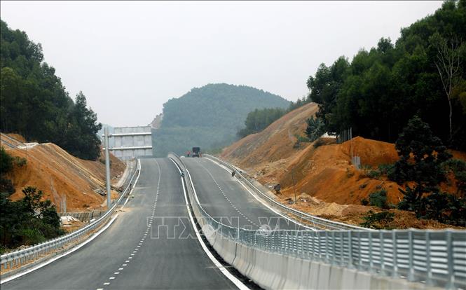 Tuyến cao tốc có 4 làn xe với dải phân cách cứng ở giữa. Ảnh: Huy Hùng - TTXVN