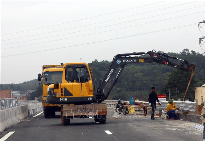 Các nhà thầu đang khẩn trương hoàn thiện hạng mục an toàn giao thông. Ảnh: Huy Hùng - TTXVN
