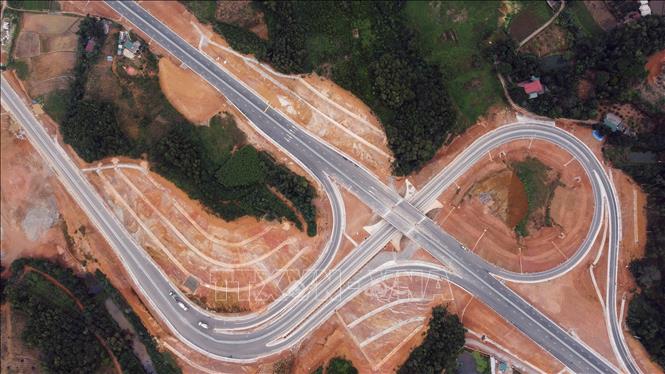 Nút giao Thanh Ba (Phú Thọ) trên tuyến cao tốc. Ảnh: Huy Hùng - TTXVN