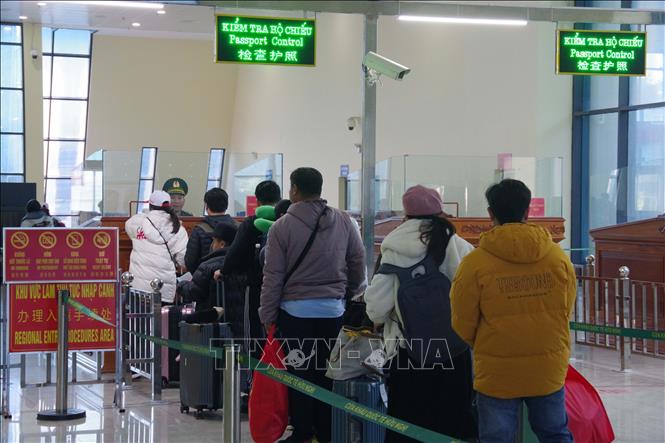 People queue up for completing entry-exit procedures at the Huu Nghi International Border Gate. VNA Photo: Quang Duy