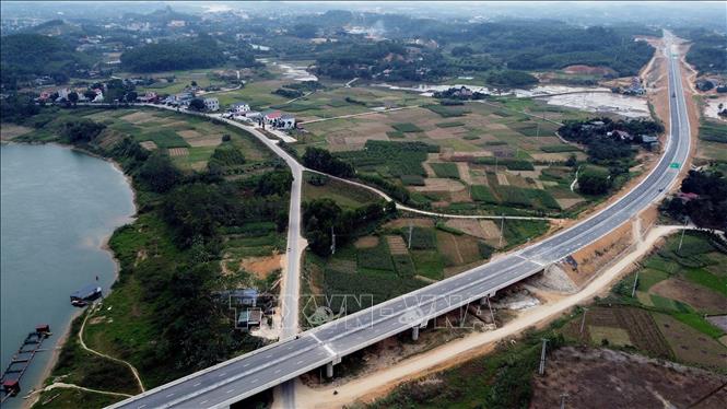 Cao tốc uốn lượn đi qua vùng đồi núi của 2 tỉnh Phú Thọ, Tuyên Quang. Ảnh: Huy Hùng - TTXVN