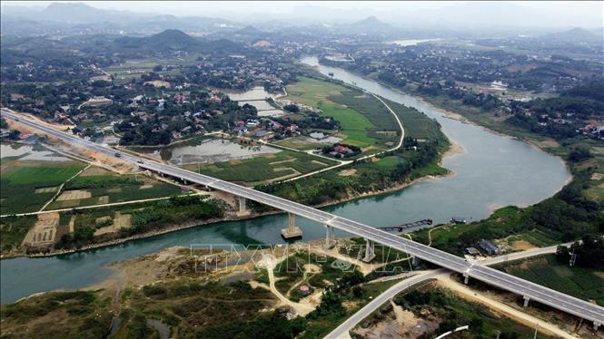 Cầu Đoan Hùng dài 516m bắc qua sông Chảy, là cây cầu vượt sông duy nhất trên tuyến. Ảnh: Huy Hùng - TTXVN