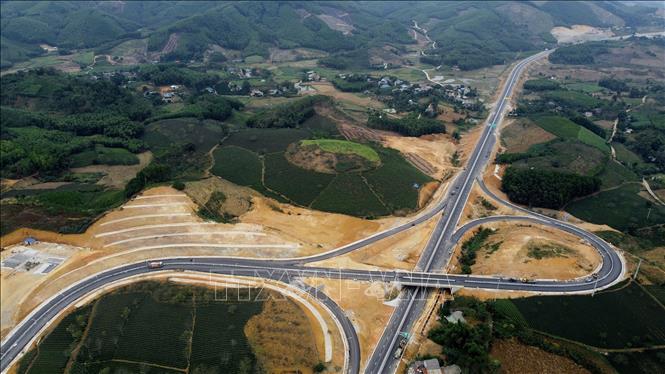 Một nút giao của tuyến cao tốc thuộc địa bàn tỉnh Tuyên Quang. Ảnh: Huy Hùng - TTXVN