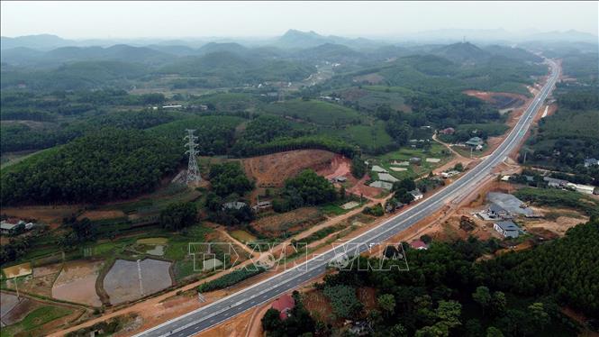 Đoạn cao tốc chạy qua khu vực tỉnh Phú Thọ dài khoảng 29km. Ảnh: Huy Hùng - TTXVN