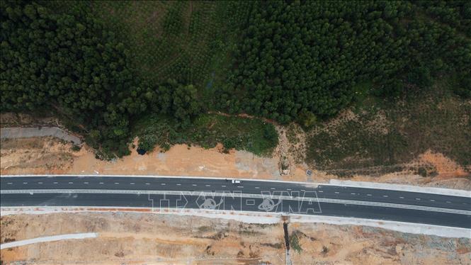 Các hạng mục chính của hợp phần nền đường cao tốc đã cơ bản hoàn thành. Ảnh: Huy Hùng - TTXVN