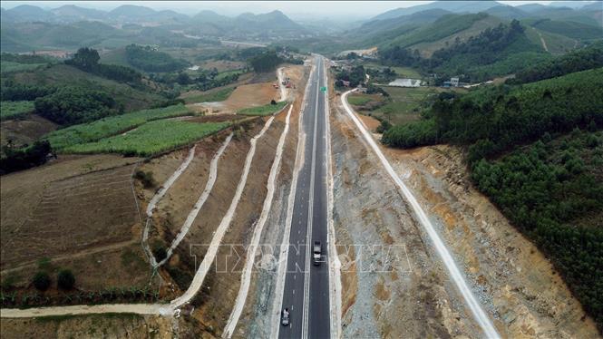 Một đoạn tuyến cao tốc xuyên qua vùng núi của huyện Yên Sơn, tỉnh Tuyên Quang. Ảnh: Huy Hùng-TTXVN 