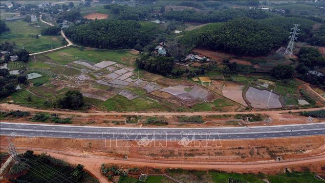 Giai đoạn 1, đoạn tuyến cao tốc được thiết kế 4 làn xe và 1 số làn dừng khẩn cấp. Ảnh: Huy Hùng - TTXVN