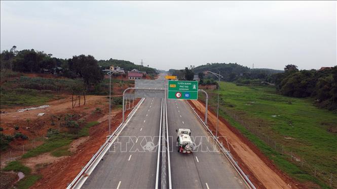 Đoạn đầu tuyến cao tốc kết nối với nút giao IC9 cao tốc Nội Bài - Lào Cai. Ảnh: Huy Hùng-TTXVN 