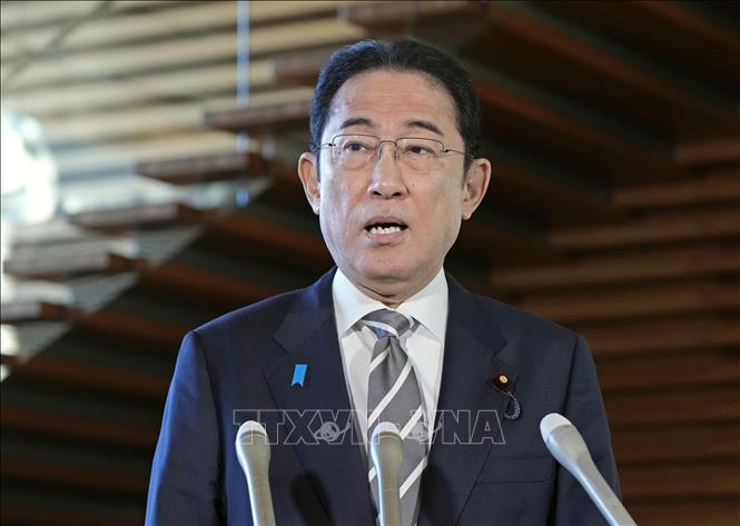 (Tư liệu) Thủ tướng Nhật Bản Fumio Kishida phát biểu với báo giới tại Tokyo ngày 13/12/2023. Ảnh: Kyodo/TTXVN