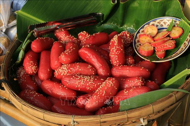 Món ăn dân dã, thơm ngon được bày bán tại những phiên chợ quê tại Đồng Tháp. Ảnh: Nhựt An - TTXVN