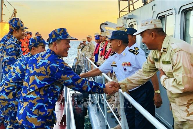 Sĩ quan, thủy thủ tàu Hải quân 2 nước giao lưu, chào nhau trên biển. Ảnh: TTXVN phát 
