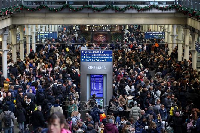 Hành khách mắc kẹt tại nhà ga quốc tế St. Pancras ở London, Anh, trong thời gian diễn ra cuộc đình công của nghiệp đoàn Eurotunnel ngày 21/12/2023. Ảnh: THX/TTXVN
