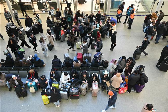Hành khách chờ tại nhà ga St Pancras ở thủ đô London, Anh, khi dịch vụ đường sắt bị gián đoạn do cuộc đình công của nghiệp đoàn Eurotunnel ngày 21/12/2023. Ảnh: AFP/TTXVN