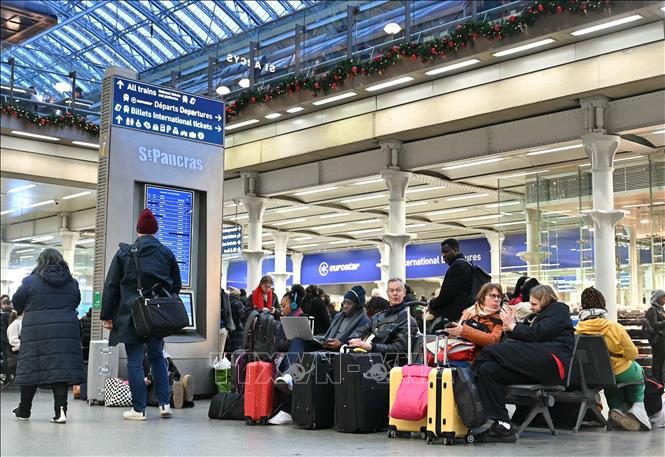 Hành khách chờ tại nhà ga St Pancras ở thủ đô London, Anh, khi dịch vụ đường sắt bị gián đoạn do cuộc đình công của nghiệp đoàn Eurotunnel ngày 21/12/2023. Ảnh: AFP/TTXVN