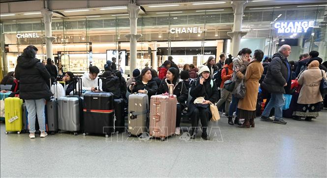 Hành khách chờ tại nhà ga St Pancras ở thủ đô London, Anh, khi dịch vụ đường sắt bị gián đoạn do cuộc đình công của nghiệp đoàn Eurotunnel ngày 21/12/2023. Ảnh: AFP/TTXVN
