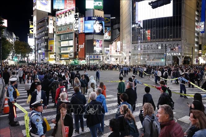 Người dân di chuyển trên phố ở Tokyo, Nhật Bản. Ảnh: Kyodo/TTXVN