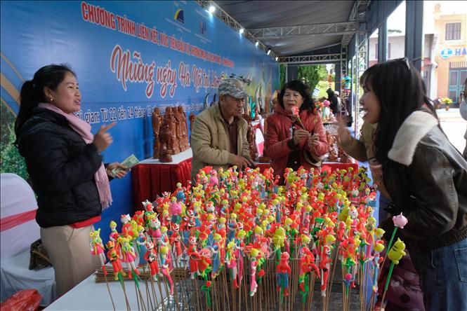 Hoạt động chính của chương trình là không gian trưng bày, triển lãm với hơn 30 gian hàng, giới thiệu các sản phẩm đặc sản, sản phẩm du lịch, thương mại của hai địa phương. Ảnh: Nguyễn Dũng - TTXVN