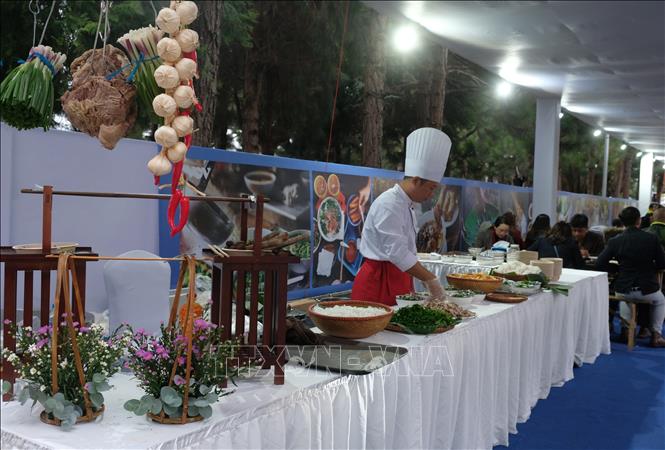 “Những ngày Hà Nội tại Lâm Đồng” còn có khu vực trình diễn, giới thiệu ẩm thực của Thủ đô với các món ngon đặc trưng. Ảnh: Nguyễn Dũng - TTXVN