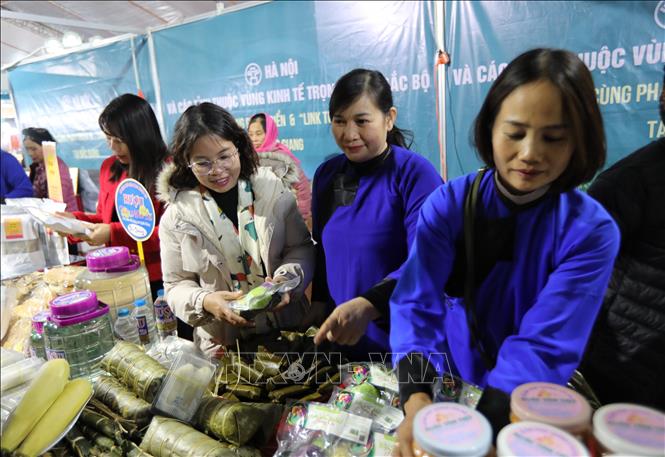 Khách tham quan các gian trưng bày. Ảnh: Danh Lam-TTXVN