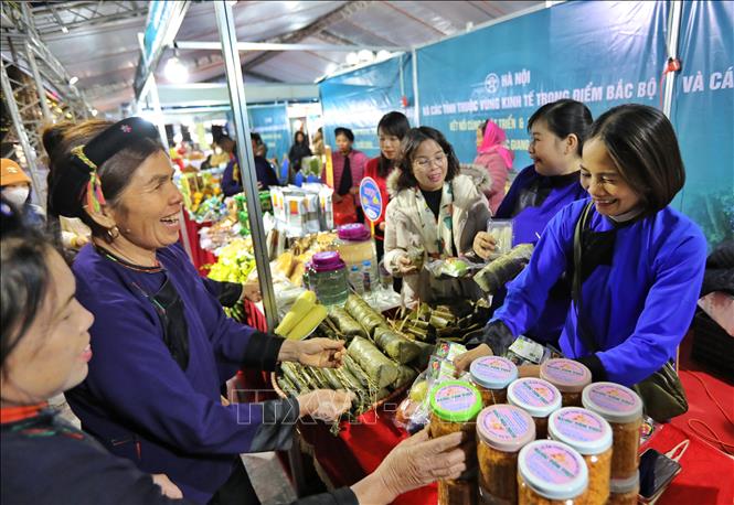  Khách tham quan các gian trưng bày. Ảnh: Danh Lam-TTXVN