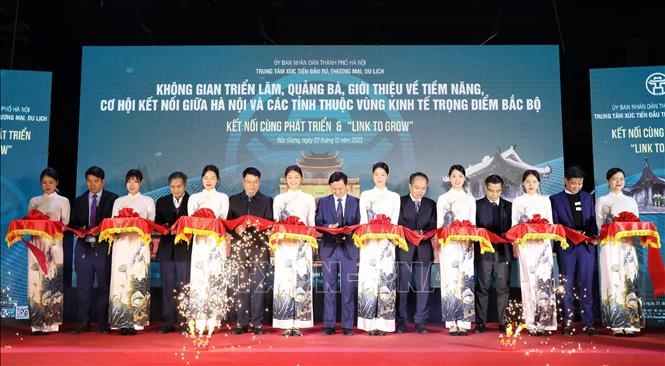 Thực hiện nghi thức cắt băng khai mạc triển lãm. Ảnh: Danh Lam-TTXVN