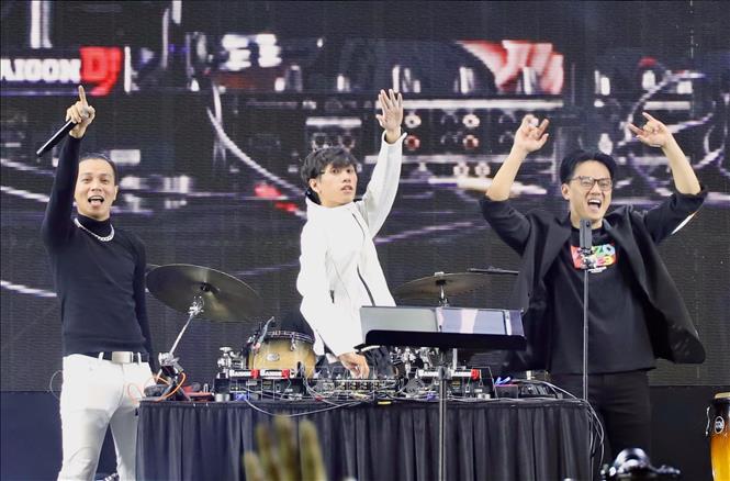 Tiết mục biểu diễn của MC Hype, DJ Hoaprox và nhạc trưởng Trần Nhật Minh (từ trái sang) tại chương trình. Ảnh: Hồng Giang - TTXVN
