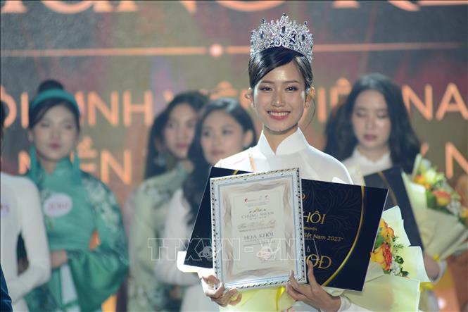 Thí sinh Trần Thị Hồng Linh (sinh viên Đại học Ngoại ngữ-Đại học Đà Nẵng) dành danh hiệu Hoa khôi Sinh viên Việt Nam 2023 khu vực miền Trung-Tây Nguyên. Ảnh: Văn Dũng-TTXVN 