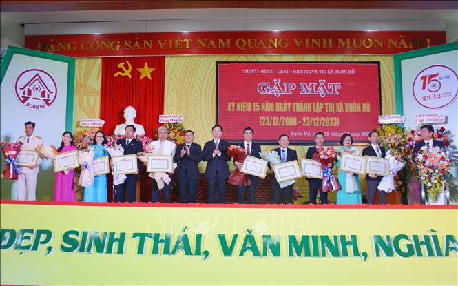 Tặng Bằng khen của UBND tỉnh Đắk Lắk cho các tập thể có thành tích xuất sắc. Ảnh: Hoài Thu - TTXVN