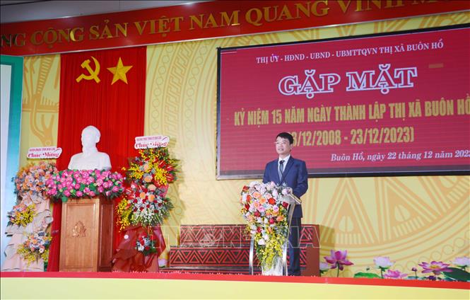 Chủ tịch UBND thị xã Buôn Hồ Đặng Gia Duẩn phát biểu tại chương trình. Ảnh: Hoài Thu – TTXVN