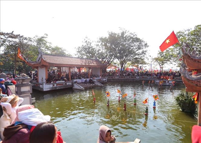 Nghệ thuật trình diễn múa rối nước Đào Thục thu hút đông đảo du khách cùng người dân Thủ đô. Ảnh: Tuấn Đức - TTXVN