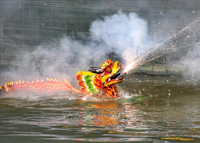 Trình diễn múa rối nước Đào Thục. Ảnh: Tuấn Đức - TTXVN