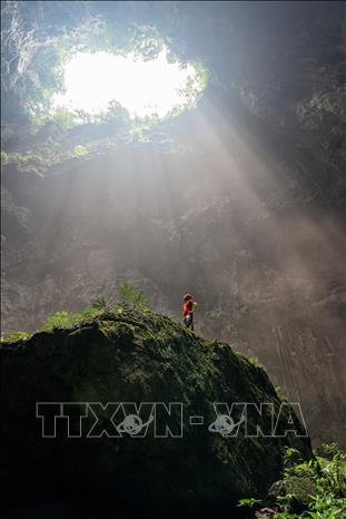 Ánh sáng qua hố sụt chiếu vào Sơn Đoòng. Ảnh: Hoàng Trung - TTXVN