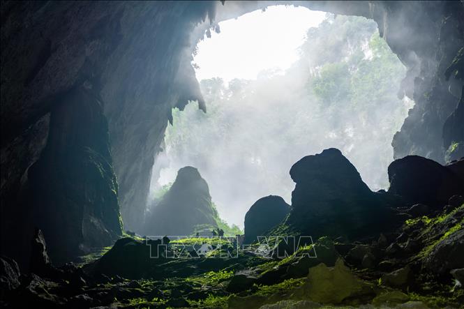 Hố sụt và ánh sáng đẹp trong Sơn Đoòng. Ảnh: Hoàng Trung - TTXVN