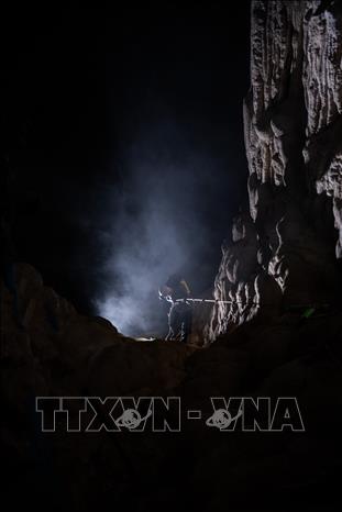 Trong lòng hang động Sơn Đoòng. Ảnh: Hoàng Trung - TTXVN