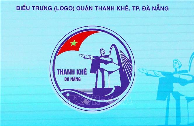 Ban Tổ chức công bố biểu trưng mới của quận Thanh Khê có hình Tượng đài Mẹ Nhu tại lễ kỷ niệm. Ảnh: Trần Lê Lâm – TTXVN 