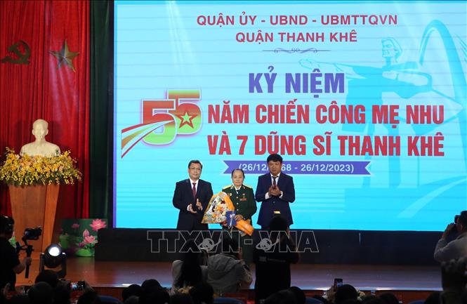 Ban Tổ chức trao hoa cho Dũng sĩ Thanh Khê, Anh hùng lực lượng vũ trang nhân dân Nguyễn Thị Tám tại lễ kỷ niệm. Ảnh: Trần Lê Lâm – TTXVN 