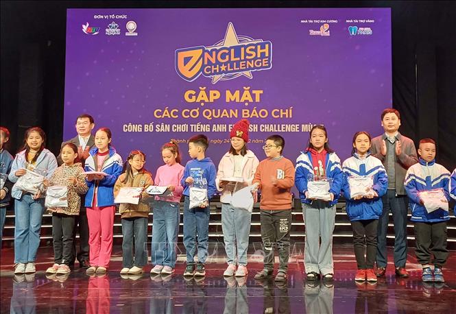 Các thí sinh tham dự sân chơi tiếng Anh English challenge năm 2023 nhận quà tặng của Ban Tổ chức. Ảnh: Nguyễn Văn Nhật - TTXVN